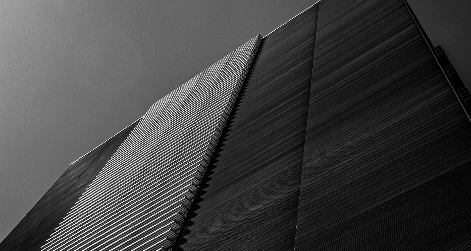 Moderne Architektur mit Farbverlauf im Himmel