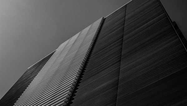 Moderne Architektur mit Farbverlauf im Himmel