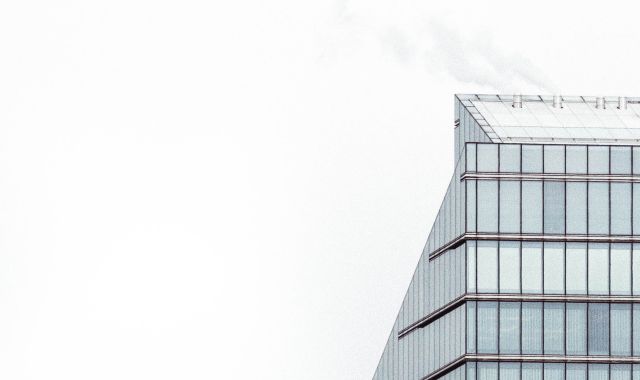 Moderne Architektur vor weißem Himmel